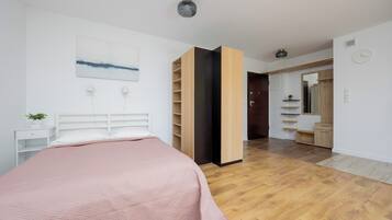 Studio, Balcony | Meja, ruang kerja komputer riba, cadar katil