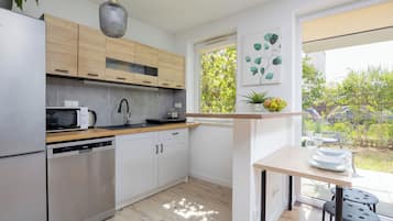 Studio, Balcony | Dapur peribadi | Ketuhar gelombang mikro, cerek elektrik, peti sejuk beku, meja makan