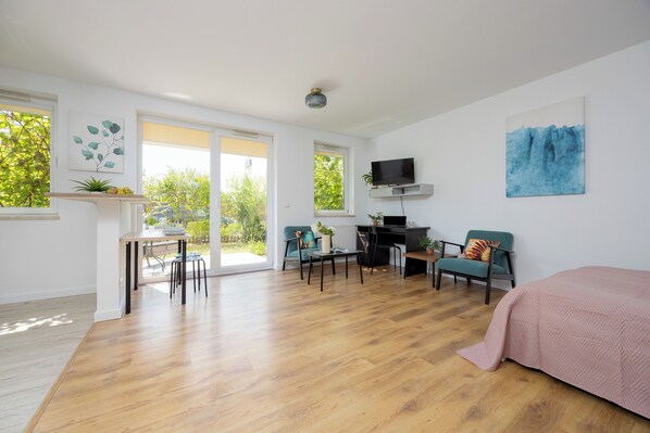 Studio, Balcony | Desk, laptop workspace, bed sheets - Unique Studio With Garden by Renters (Warsaw)