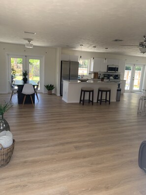 Kylskåp, mikrovågsugn, ugn och spishäll