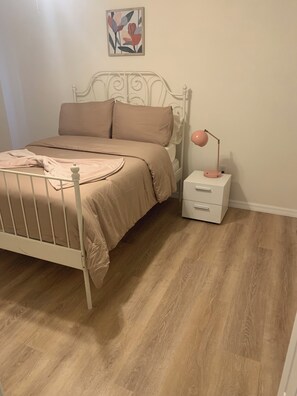 3 slaapkamers, een strijkplank/strijkijzer, wifi, beddengoed