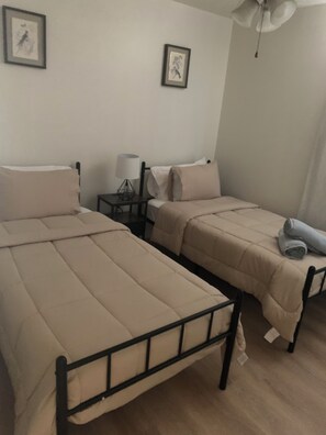 3 slaapkamers, een strijkplank/strijkijzer, wifi, beddengoed