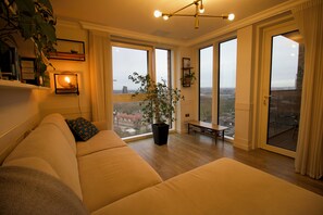 Luxury Apartment | Living area | Computer monitors, printers - Surrey Quays Apartment (London)