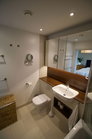 Luxury Apartment | Bathroom - Surrey Quays Apartment (London)