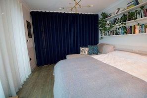 Luxury Apartment | Living area | Computer monitors, printers - Surrey Quays Apartment (London)