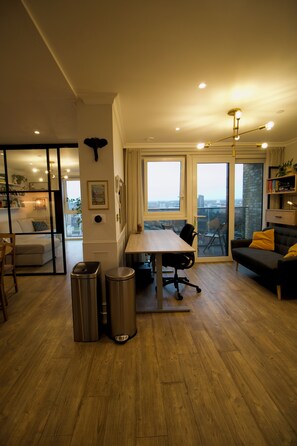 Living area - Surrey Quays Apartment (London)