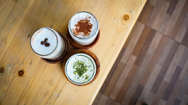 Trois boissons sur une table en bois.
