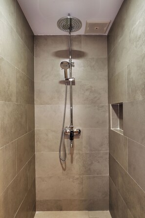 Ducha, artículos de tocador gratuitos, toallas, jabón