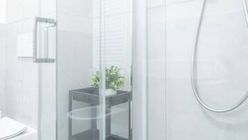Dusche, Haartrockner, Bidet, Handtücher