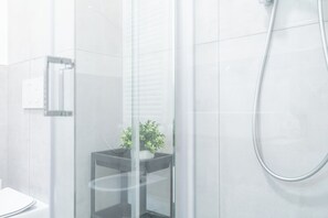 Shower, hair dryer, bidet, towels - Chic&Pop Apartment by Pleiades Home (Livorno)