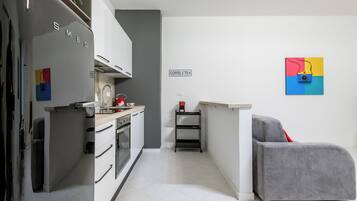 Kjøleskap, mikrobølgeovn, ovn og kokeplater