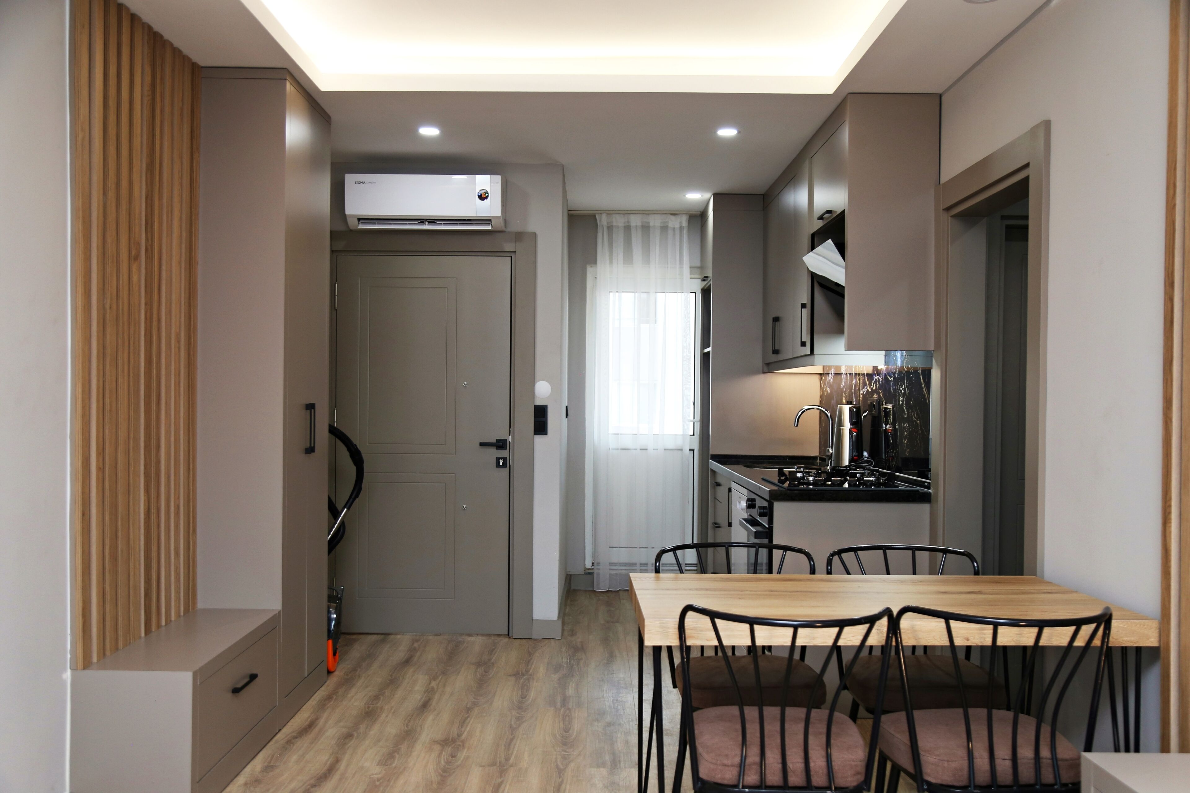 Suite, Balcony, Mountain View | Desk, laptop workspace, iron/ironing board, free WiFi