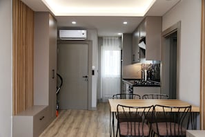 Suite, balcón, vista a la montaña | Escritorio y espacio para trabajar con laptop 
