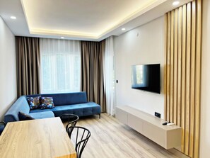 Suite estándar, balcón, vista a la ciudad | Área de sala de estar