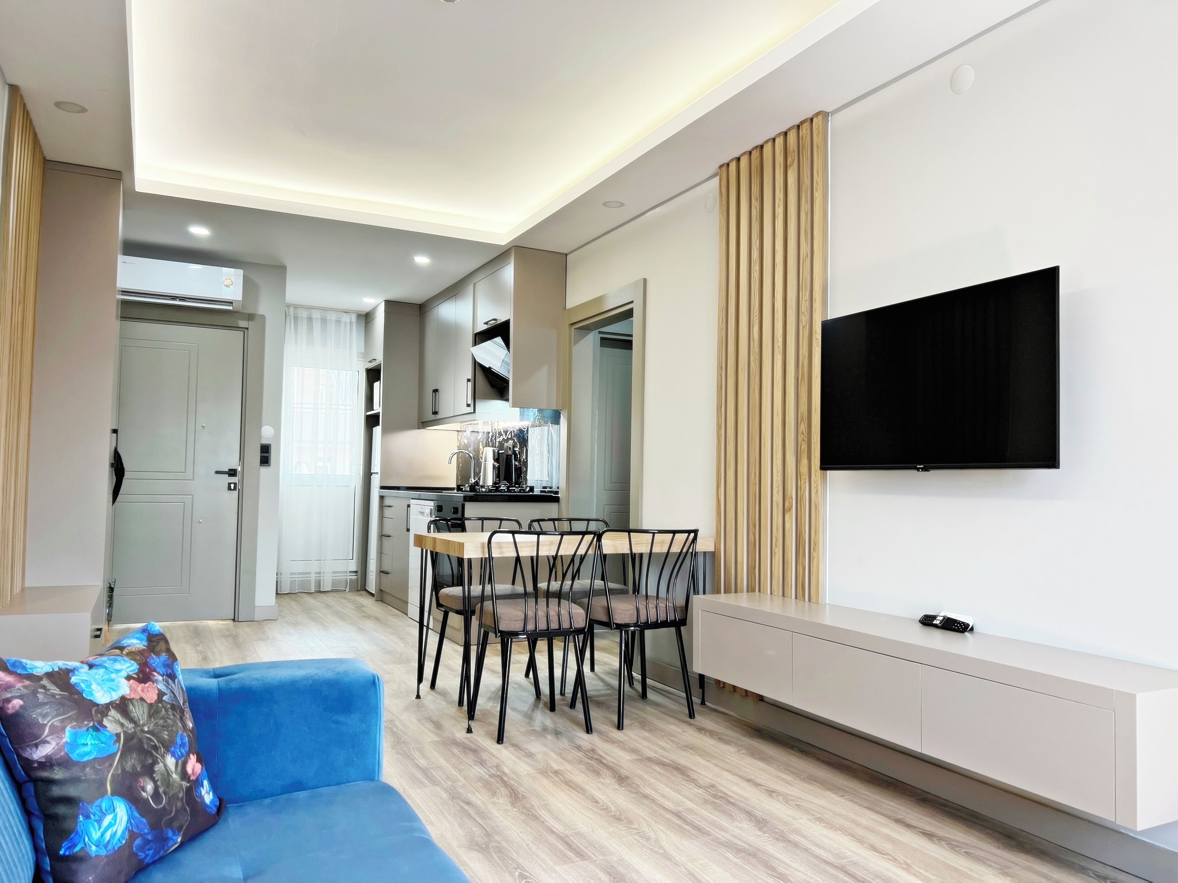 Suite, balkon, uitzicht op bergen | Een bureau, een laptopwerkplek, een strijkplank/strijkijzer, gratis wifi