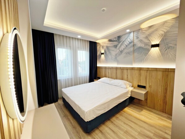 Suite, balcón, vista a la montaña | Escritorio y espacio para trabajar con laptop 