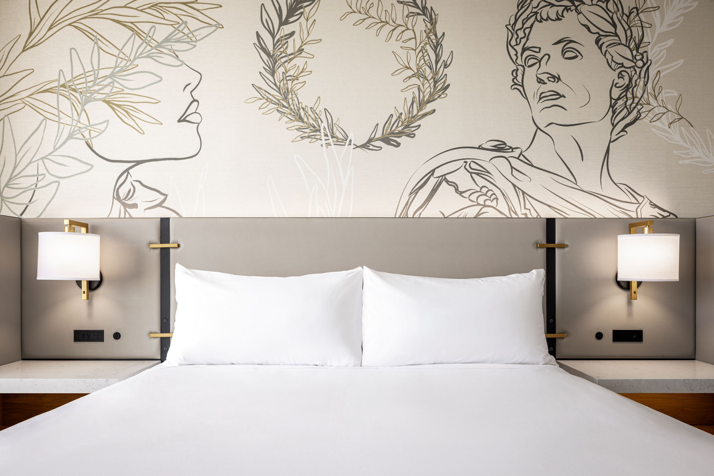 Room Type Assigned on Arrival | Dundyner, safe på rommet, skrivebord og skrivebord for bærbar PC