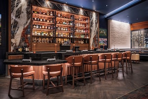 2 bares, bar junto a la piscina