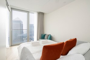 Apartment, Accessible | 3 bedrooms, Internet - Luxury Apartment in Bustling Canary Wharf (London)