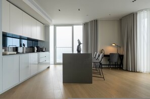 Apartment, Accessible | 3 bedrooms, Internet - Luxury Apartment in Bustling Canary Wharf (London)