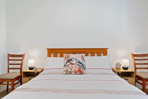 4 bedrooms, desk, iron/ironing board, travel crib - Peaceful Family Retreat, 5 mins to Beach (Terrigal)