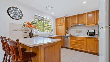 Køleskab, mikrobølgeovn, ovn, kogeplade