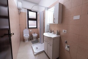 Regadera, secadora de cabello, bidet, toallas 
