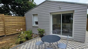 Outdoor dining - A moment in the countryside to recharge your batteries and relax (Thaims)