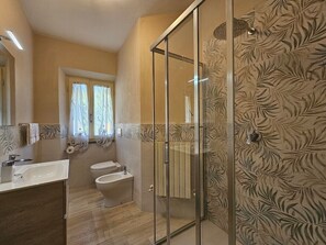 Hair dryer, towels, toilet paper - An oasis of tranquility between Lucca and the sea.Ideal for family reunions. (Toscana)