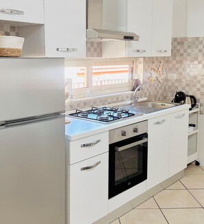 Fridge, microwave, oven, stovetop - Serao House, apartment on the 2nd floor in the center (Mondragone)