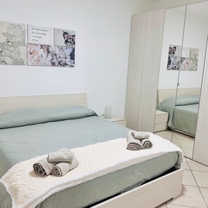 3 bedrooms, desk, iron/ironing board, travel cot - Serao House, apartment on the 2nd floor in the center (Mondragone)