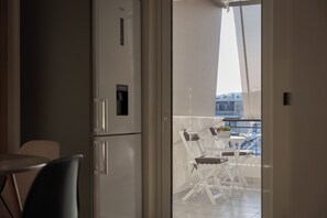 Refrigerador con freezer, microondas, horno, placa de cocina