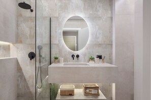City-Apartment | Badezimmer | Dusche, kostenlose Toilettenartikel, Haartrockner, Handtücher