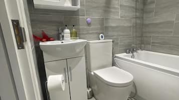Een douche, een haardroger, handdoeken