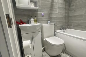 Douche, sèche-cheveux, serviettes fournies