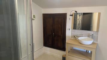 Shower, hair dryer, towels