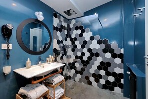 Shower, hair dryer, bidet, towels