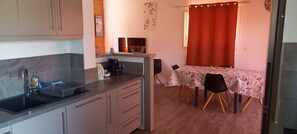 Fridge, microwave, oven, stovetop - Vacation home (Montmeyan)