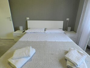 1 bedroom, desk, free WiFi, bed sheets