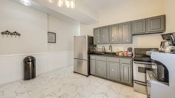 Coffee/tea maker, fridge, microwave, oven