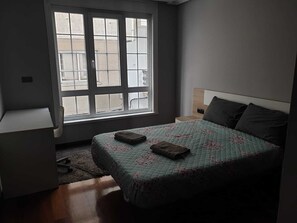 4 室のベッドルーム、アイロン / アイロン台