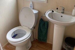 Dusch, gratis toalettartiklar, hårtork och handdukar