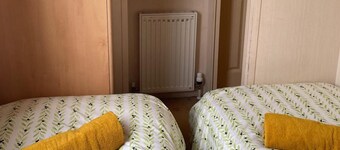 Cozy Camber Caravan 3 Bedroom Retreat With Decking