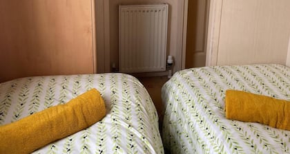 Cozy Camber Caravan 3 Bedroom Retreat With Decking