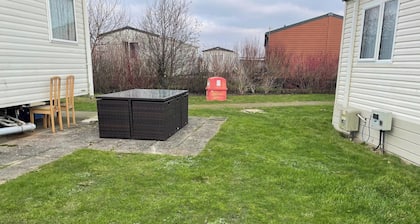 Cozy Camber Caravan 3 Bedroom Retreat With Decking