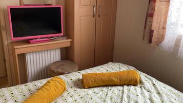 3 bedrooms, iron/ironing board, free WiFi, bed sheets