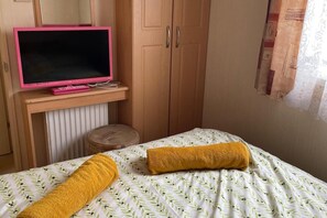 3 bedrooms, iron/ironing board, free WiFi, bed sheets