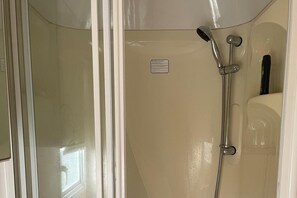 Douche, articles de toilette gratuits, sèche-cheveux