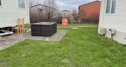 Cozy Camber Caravan 3 Bedroom Retreat With Decking
