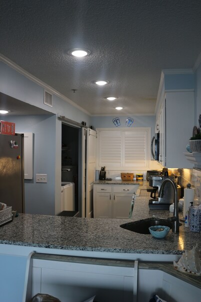 Charming 2-bedroom condo in peaceful Murrells Inlet with WiFi and pool.